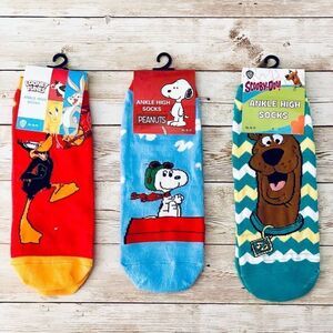 NWT Gorgeous 3 Pack Sz 9-11 Snoopy,
scooby Doo, Duffy Duck Ankle High Socks